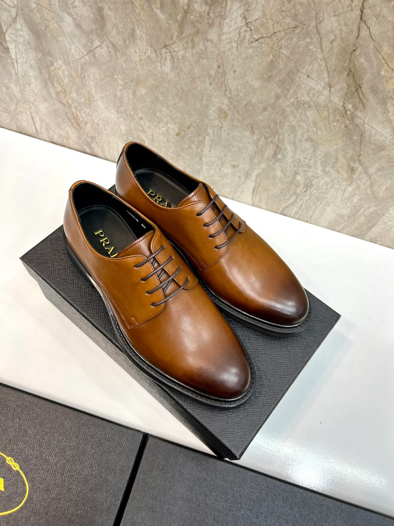 Original order quality: P580 Brand: PRADA (Prada) Standard code: Men's size 38/44 (45 can be customized) Grade: Same style as the official website High-quality men's shoes Material: Original cowhide Water-dyed cowhide lining Rubber outsole Style categories: Men's fashionable formal leather shoes Slip-on men's shoes series Young fashion European and American trends British style Top luxury Color: Actual picture